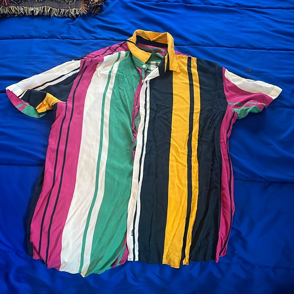 Small button down shirt worn once.
No Flaws Will negotiate.